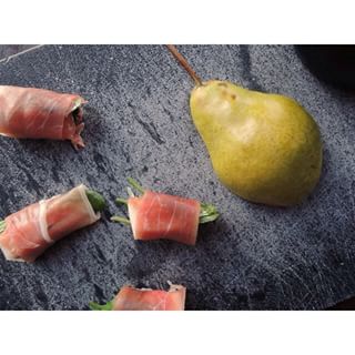  The easiest 3-ingredient appetizer... substitute peaches for the pear for the perfect summer dish at your next BBQ. Find on the blog at --> http://dietdeepdish.com/pear-prosciutto-wraps/ #instafood #summer #easyrecipe #buzzfeedfood 